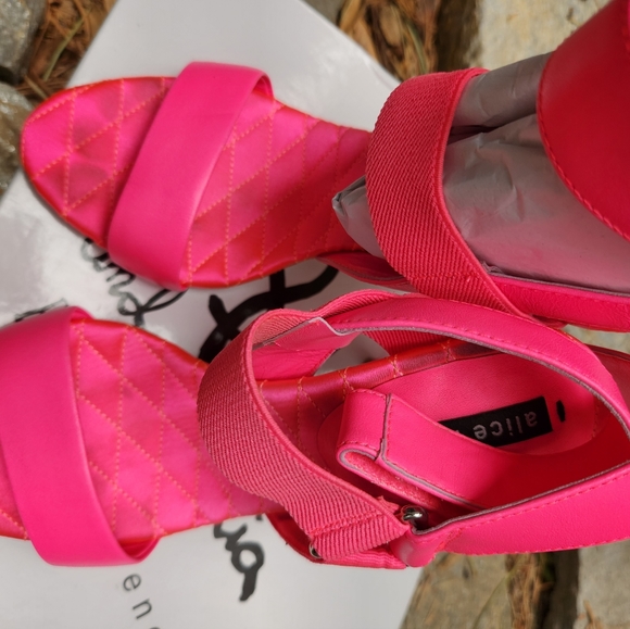 ALICE & OLIVIA neon pink talene heel - Picture 5 of 5
